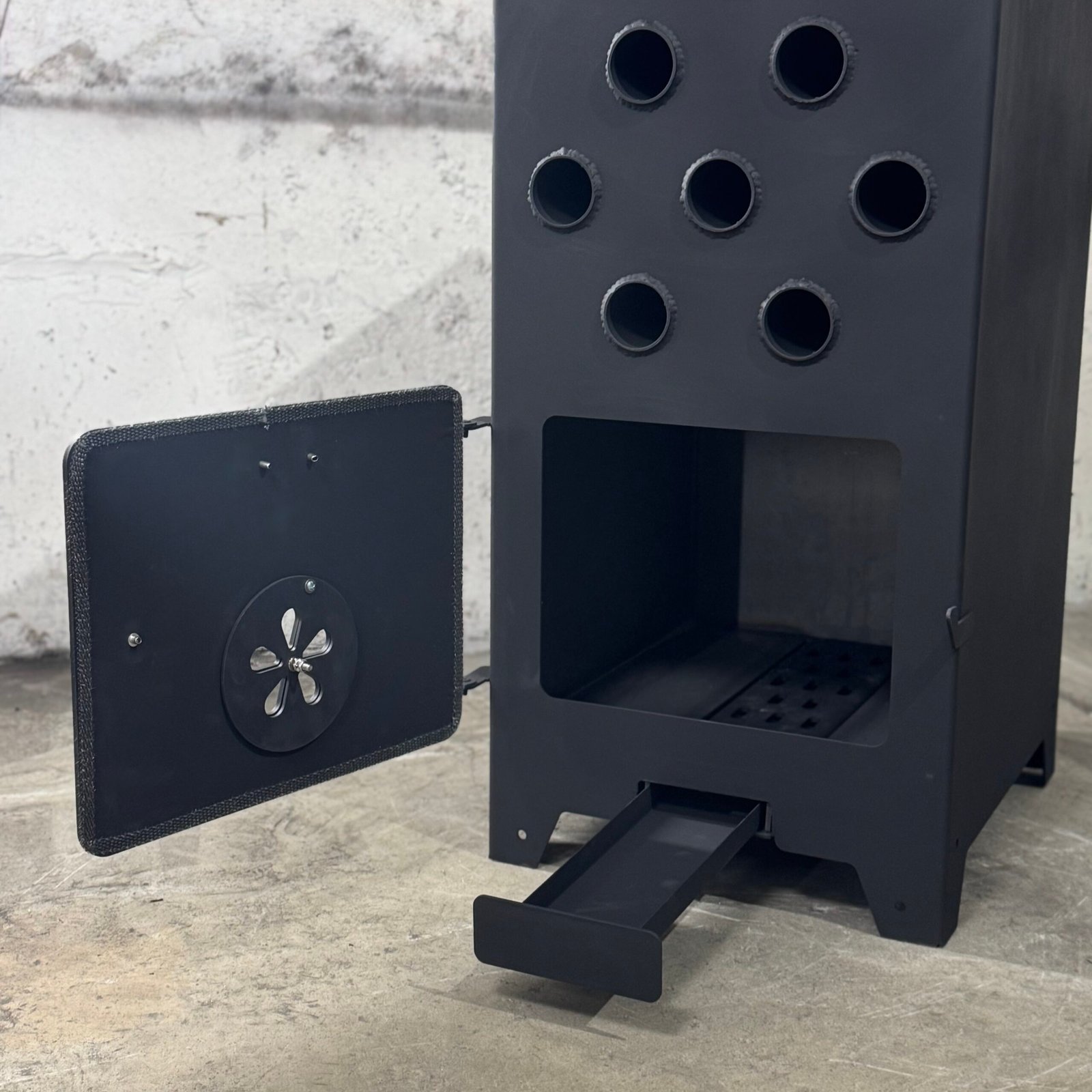 KALMETAL 7 kW PLUS wood-burning stove with open door
