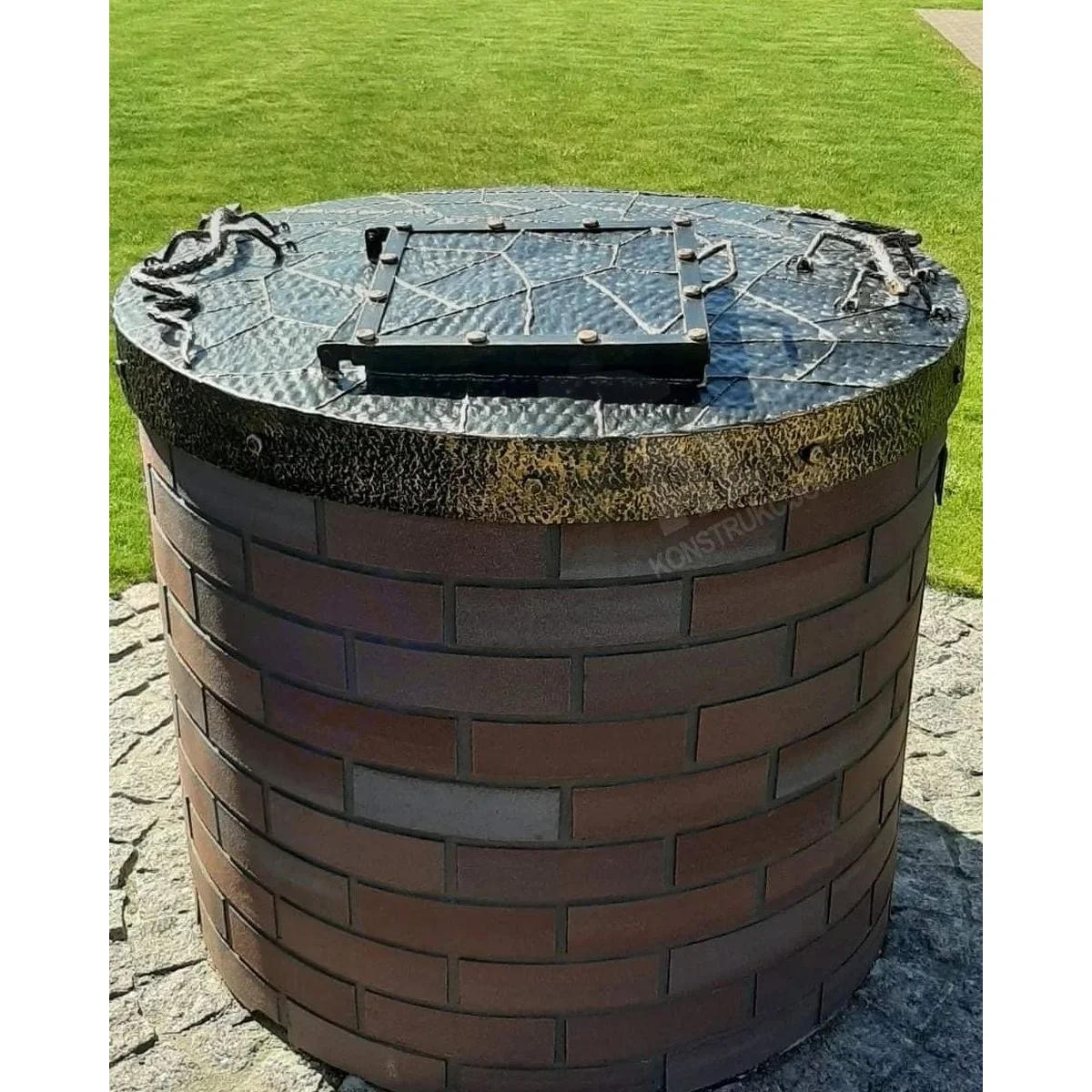 Well cover with door and lizards - Image 7