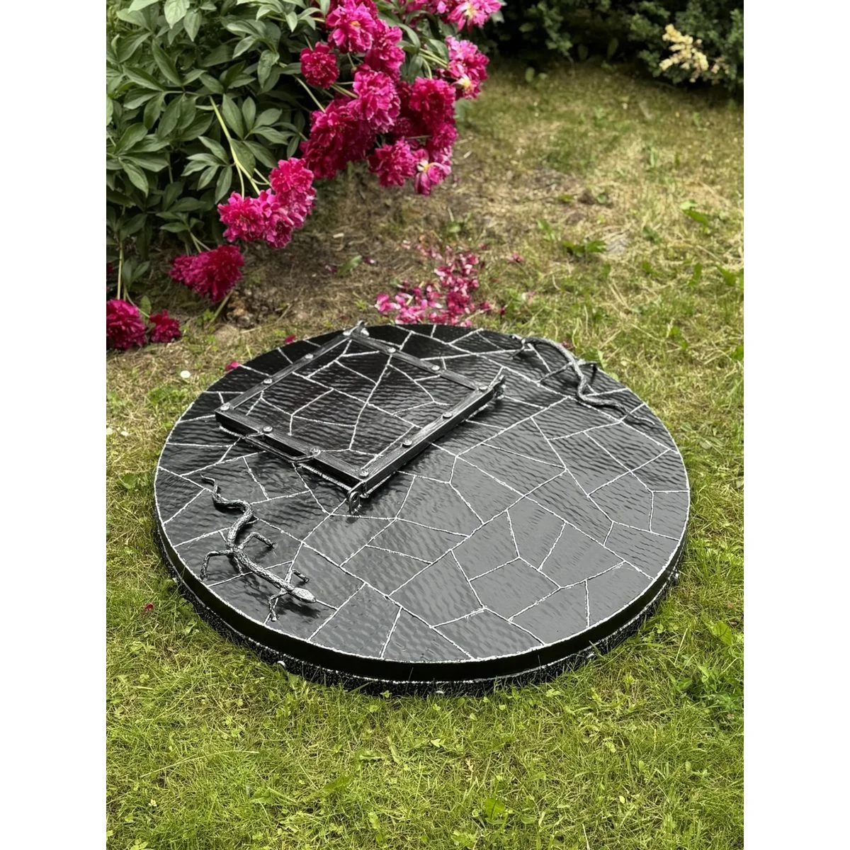Well cover with door and lizards - Image 3