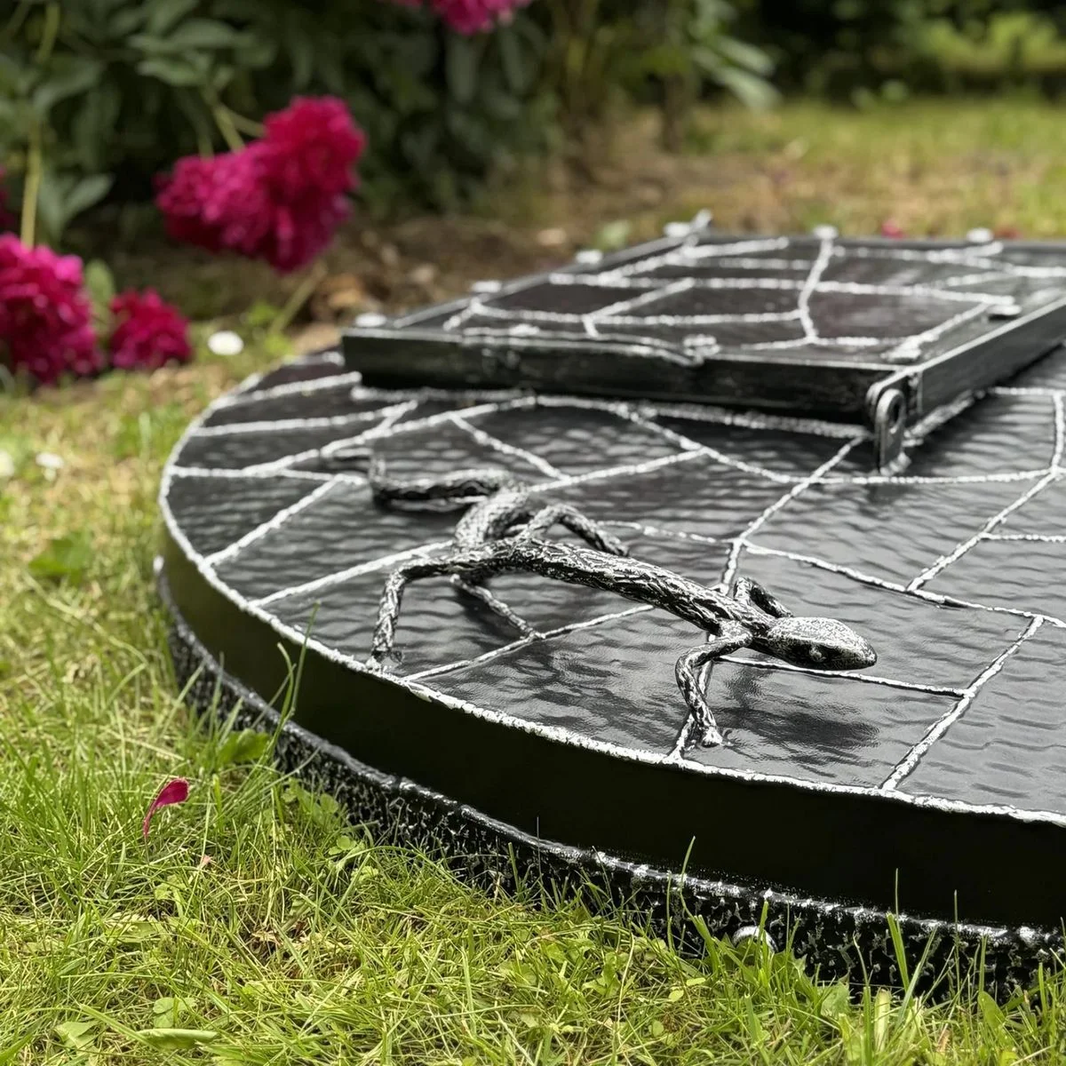 Well cover with door and lizards - Image 4