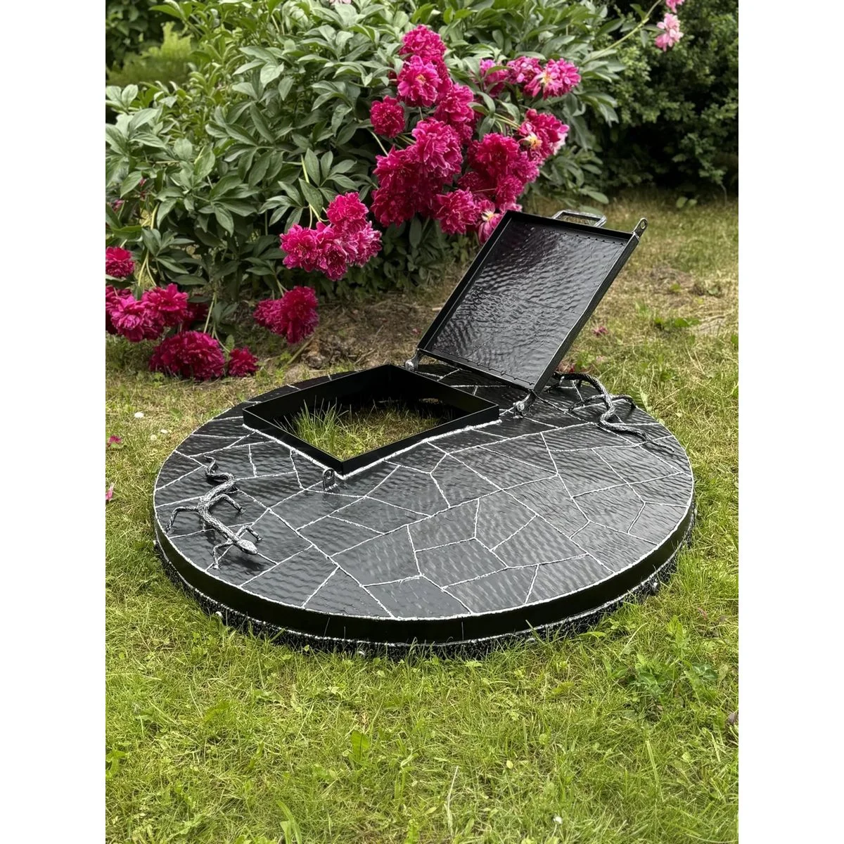 Well cover with door and lizards - Image 2