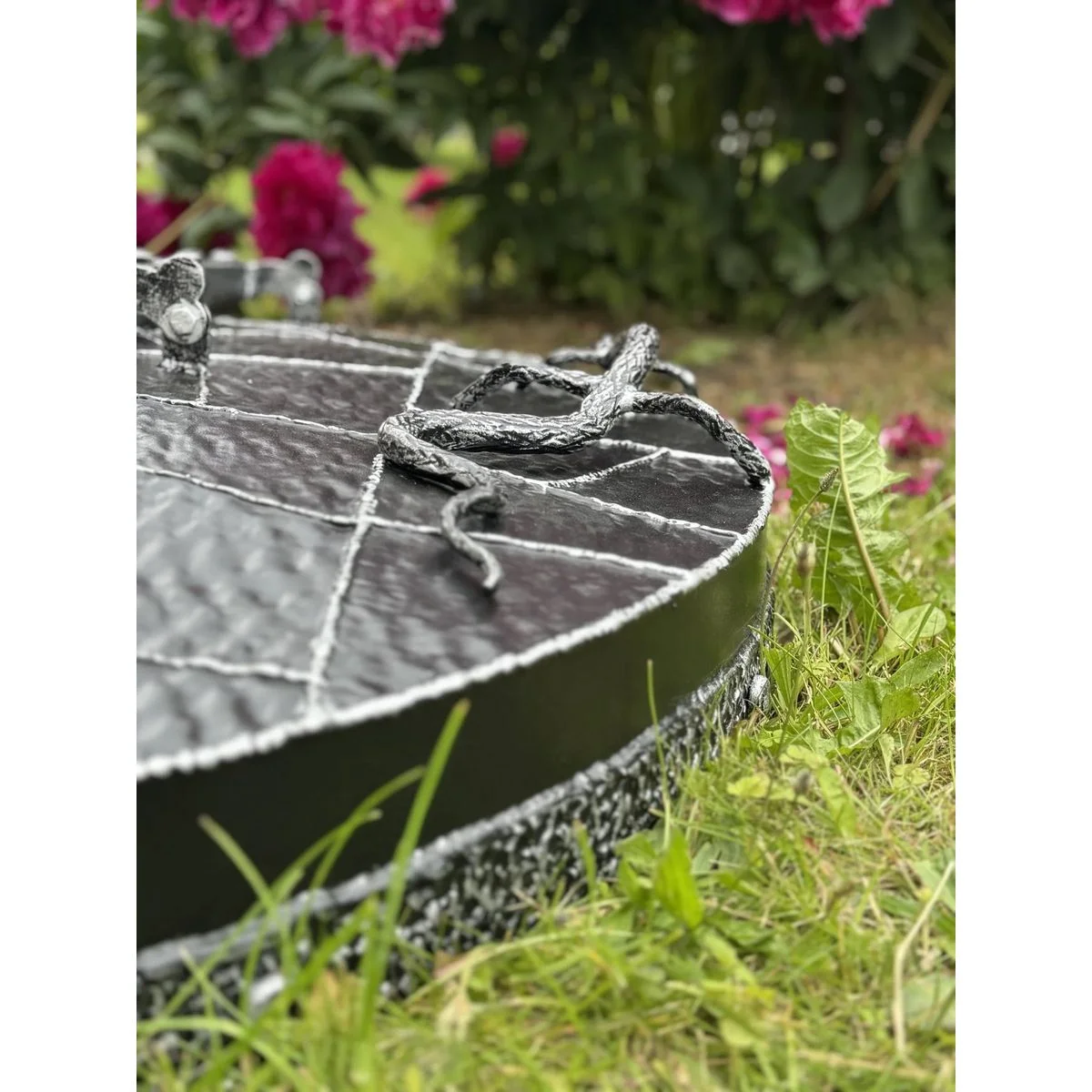 Well cover with door and lizards - Image 6